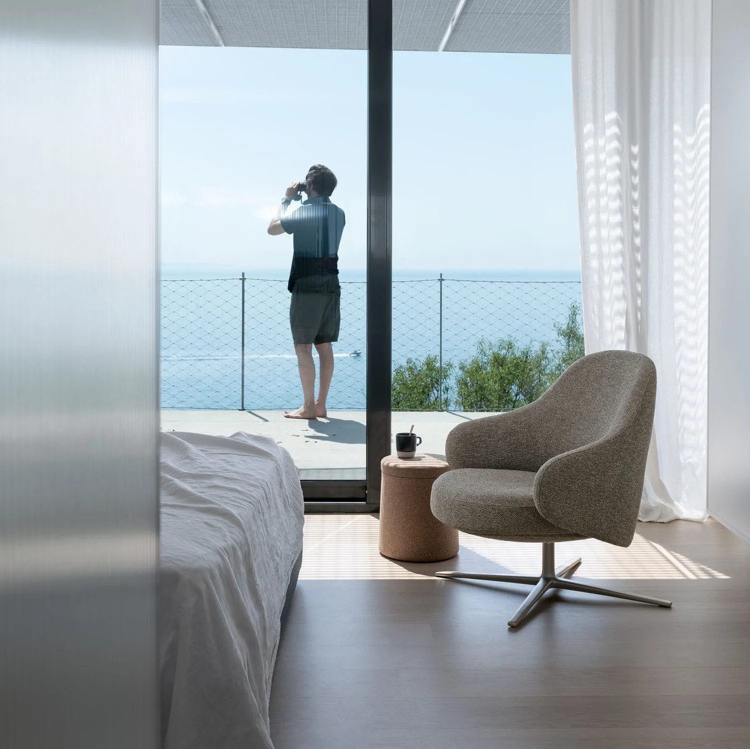 DUA Lounge Chair - Swivel trestle